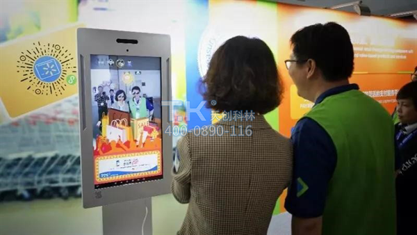 可触摸AI广告机走进商场让客户更喜欢