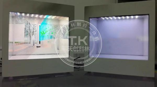 透明展示柜让时尚与互动体验相结合01