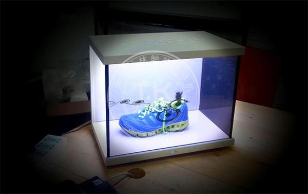 透明展示柜让时尚与互动体验相结合02